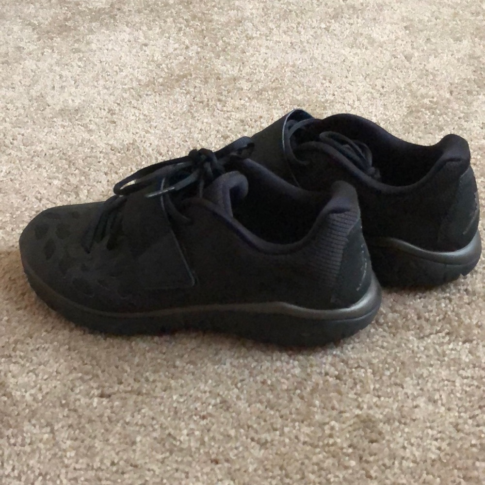 Size youth 6.5 Jordan trainers! Lightly worn!